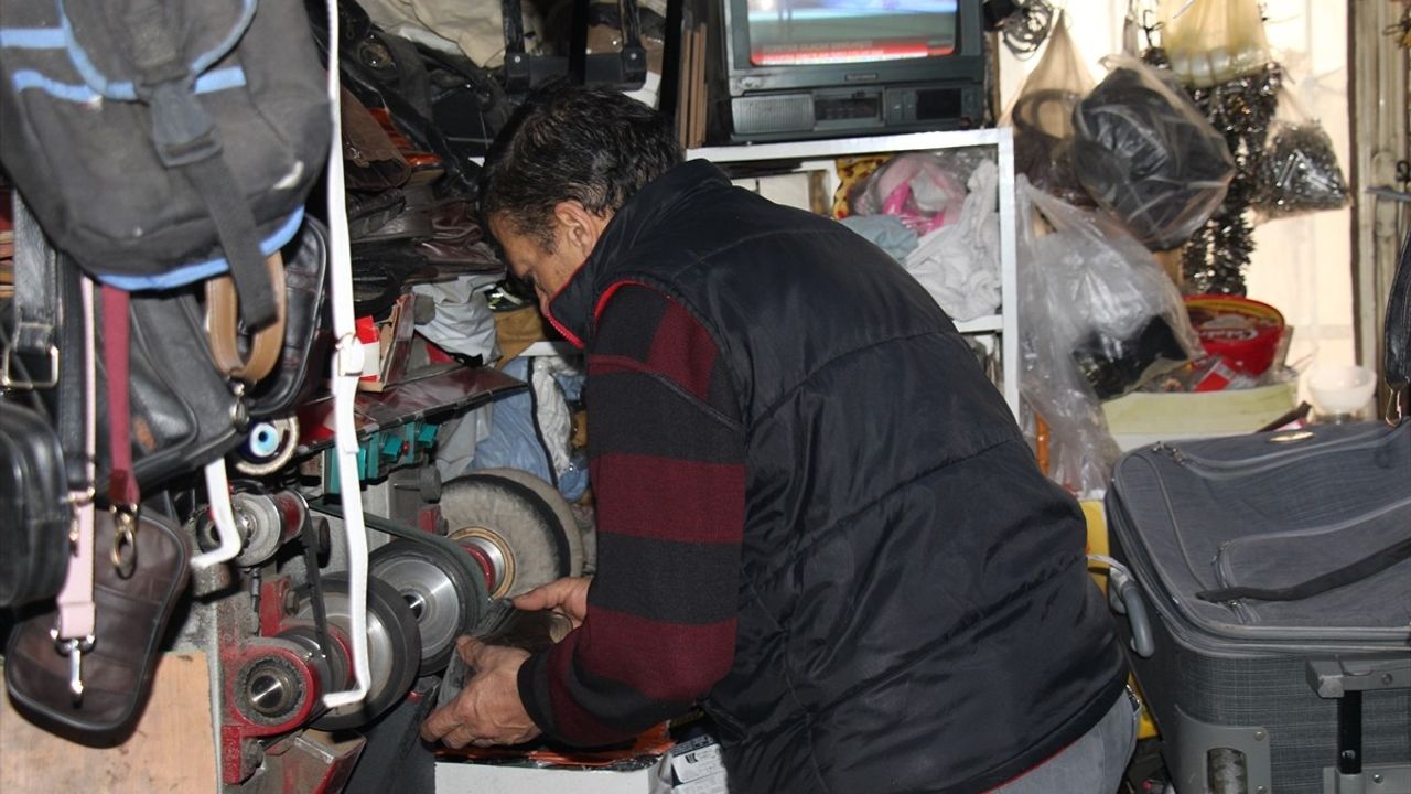 İsparta'nın Ayakkabı Tamircisi Kamil Usta: Zanaatı Yaşatmanın Mücadelesi