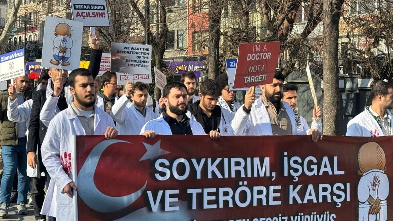 İstanbul'da Sağlık Çalışanları Gazze İçin Yürüdü