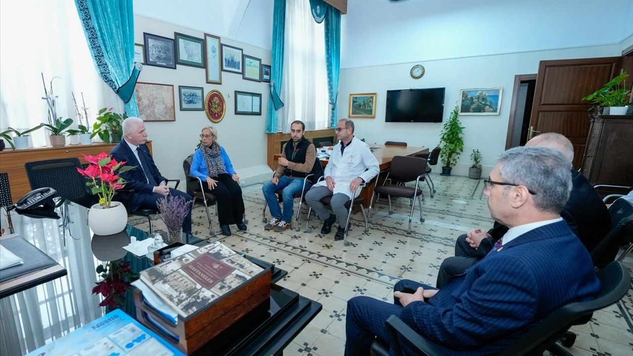 İstanbul Valisi Gül, Sanatçı Edip Akbayram'ı Hastanede Ziyaret Etti