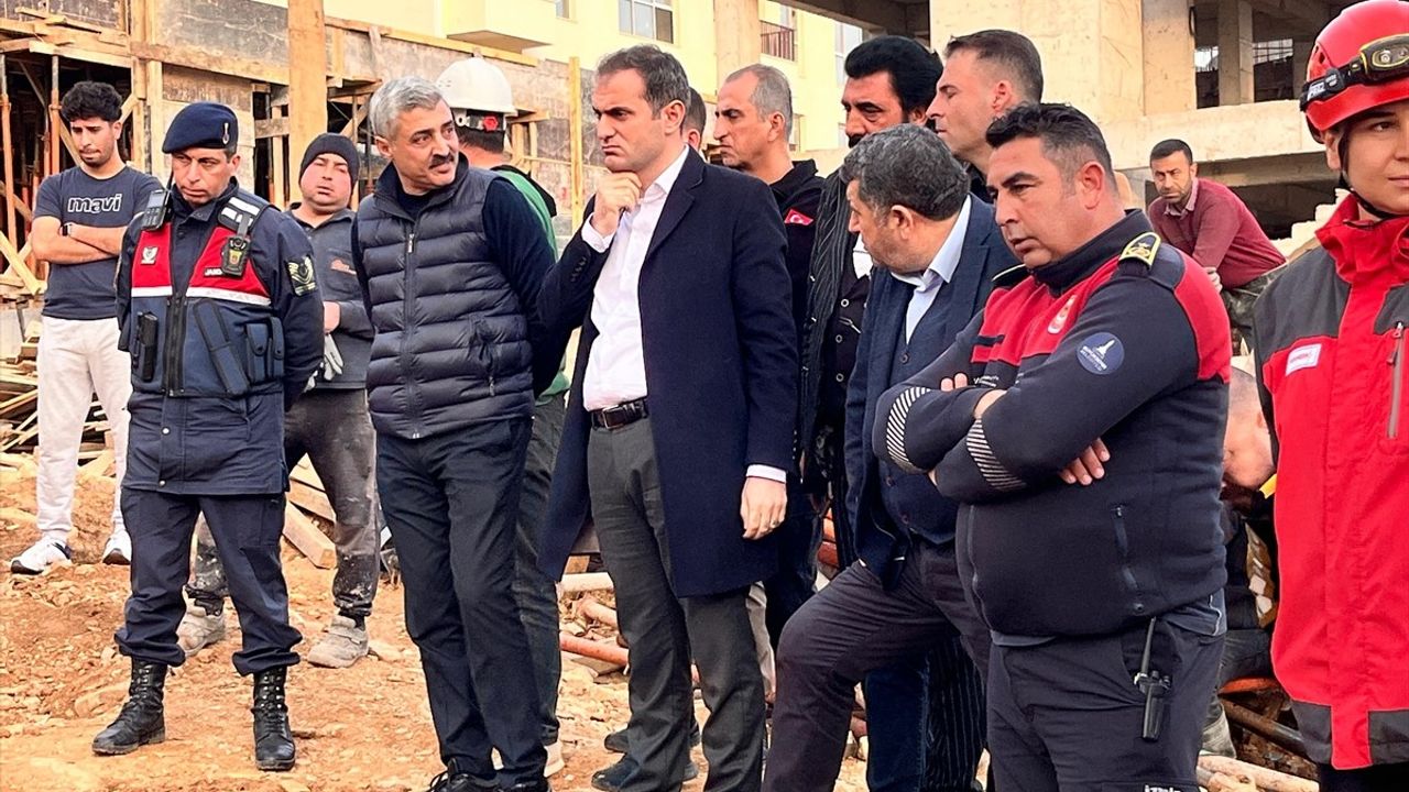 İzmir'de İnşaat Göçüğünde Kalan İşçi Kurtarıldı