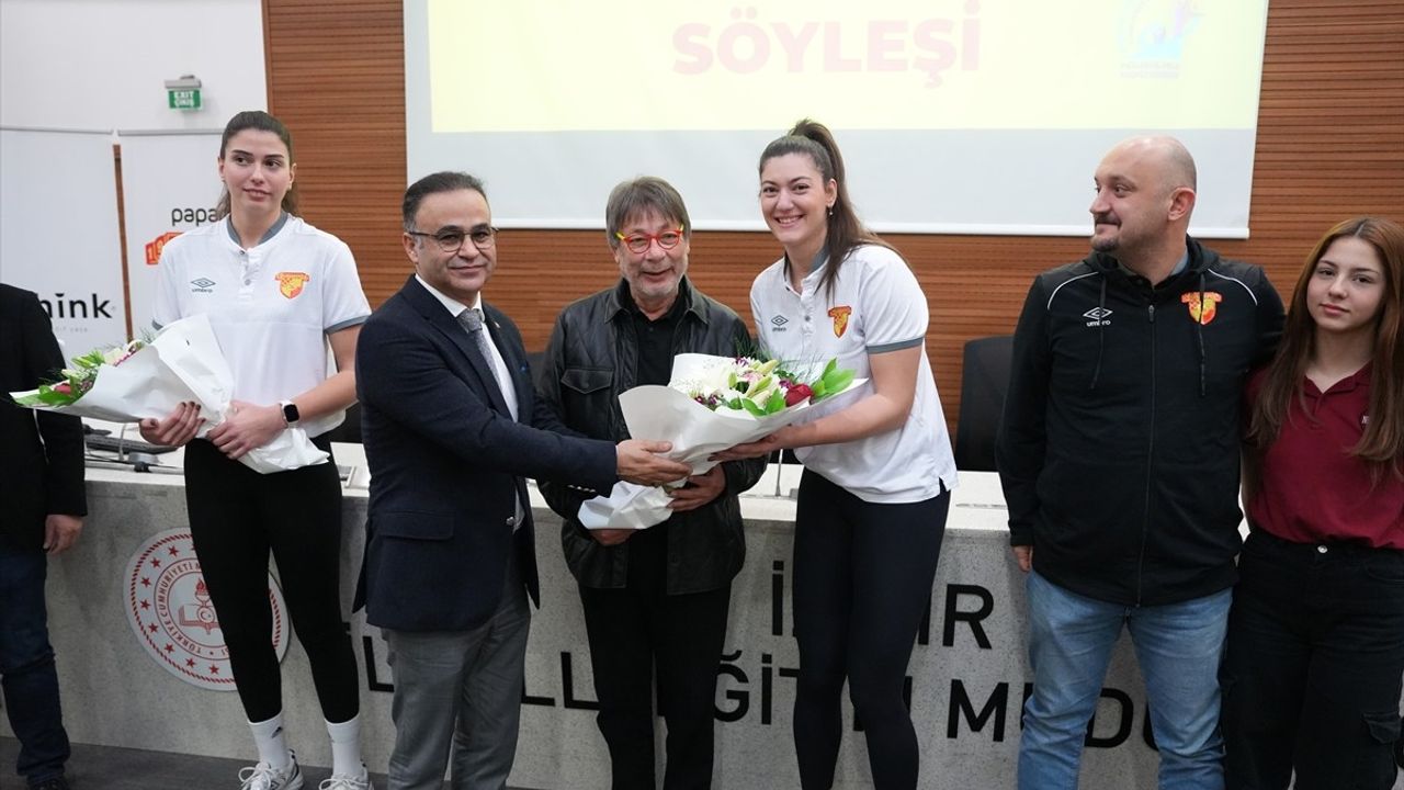 İzmir'de Voleybolun Yaygınlaştırılması İçin Okullara Top Dağıtımı