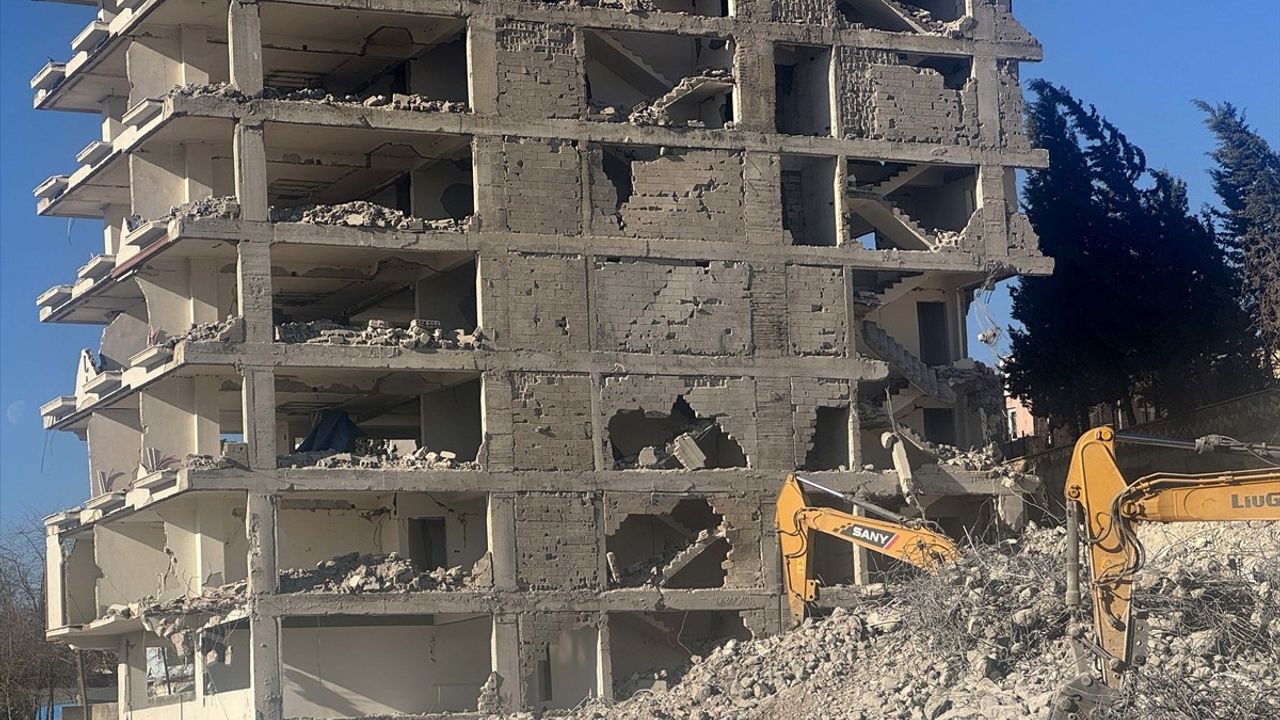Kahramanmaraş'ta Hasarlı Binaların Yıkım Çalışmaları Sürüyor