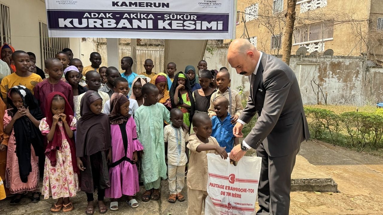 Kamerun'da Türkiye Diyanet Vakfı'ndan Yetim Himaye Bursu Töreni