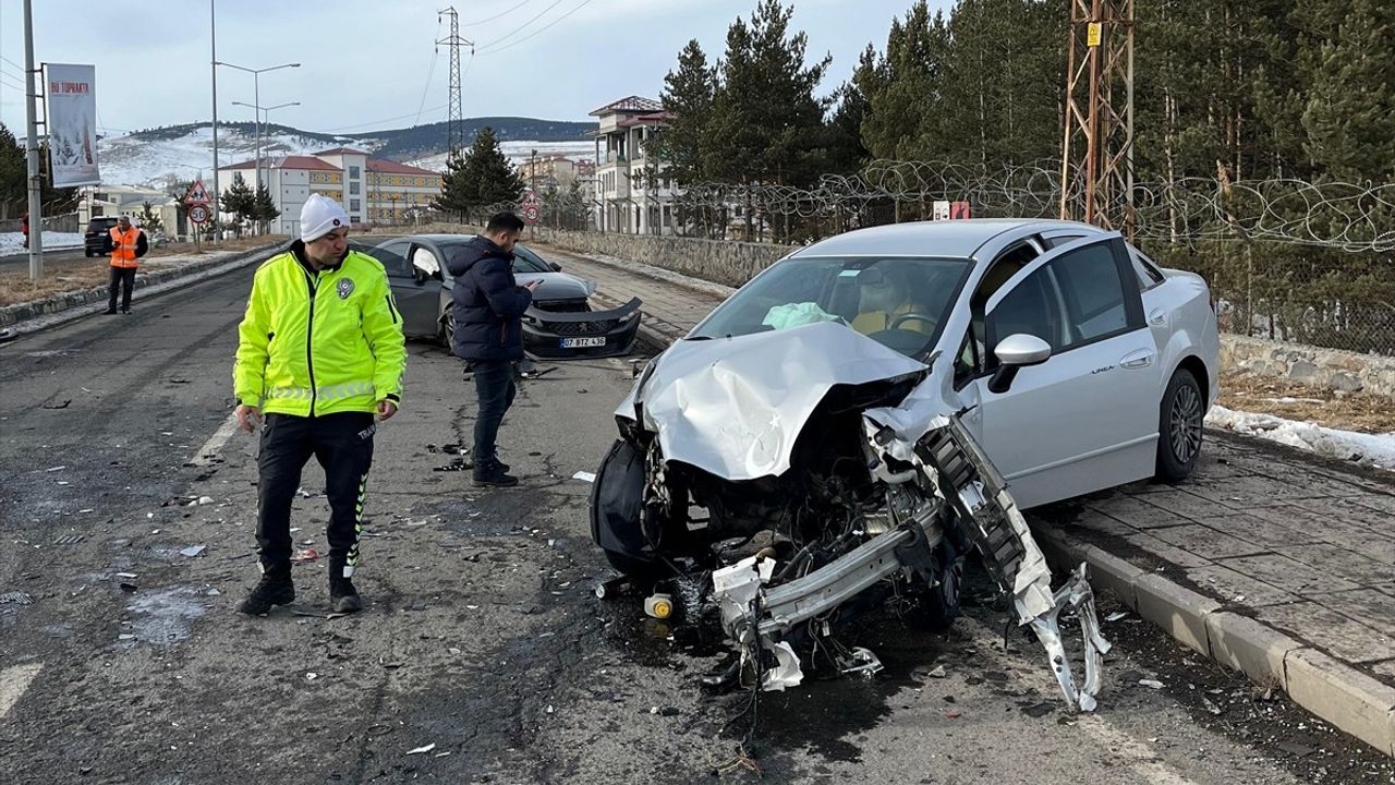 Kars'ta Otomobil Kazası: 3 Yaralı
