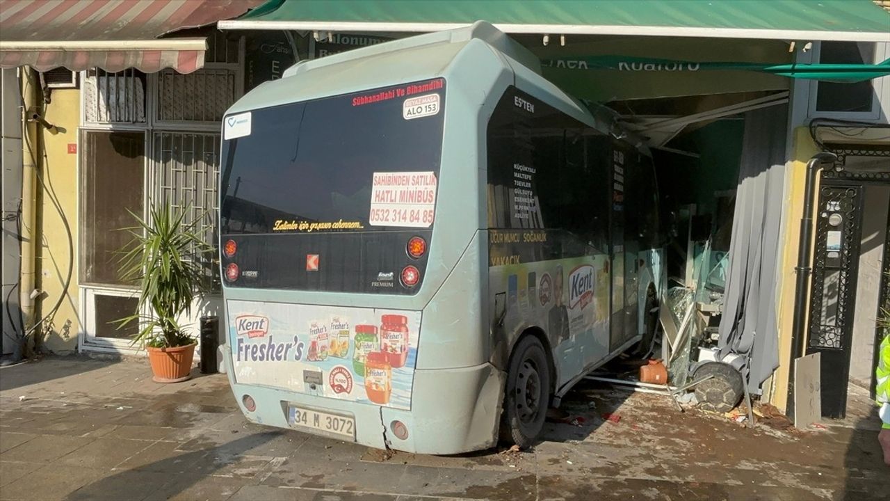 Kartal'da Kontrollü Minibüs Kazası: 3 Yaralı