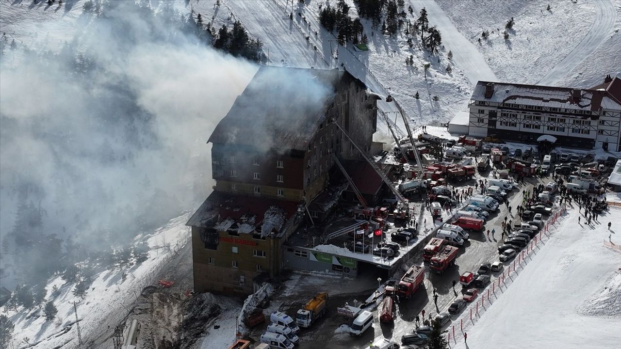 Kartalkaya Kayak Merkezi'nde Otel Yangını Devam Ediyor