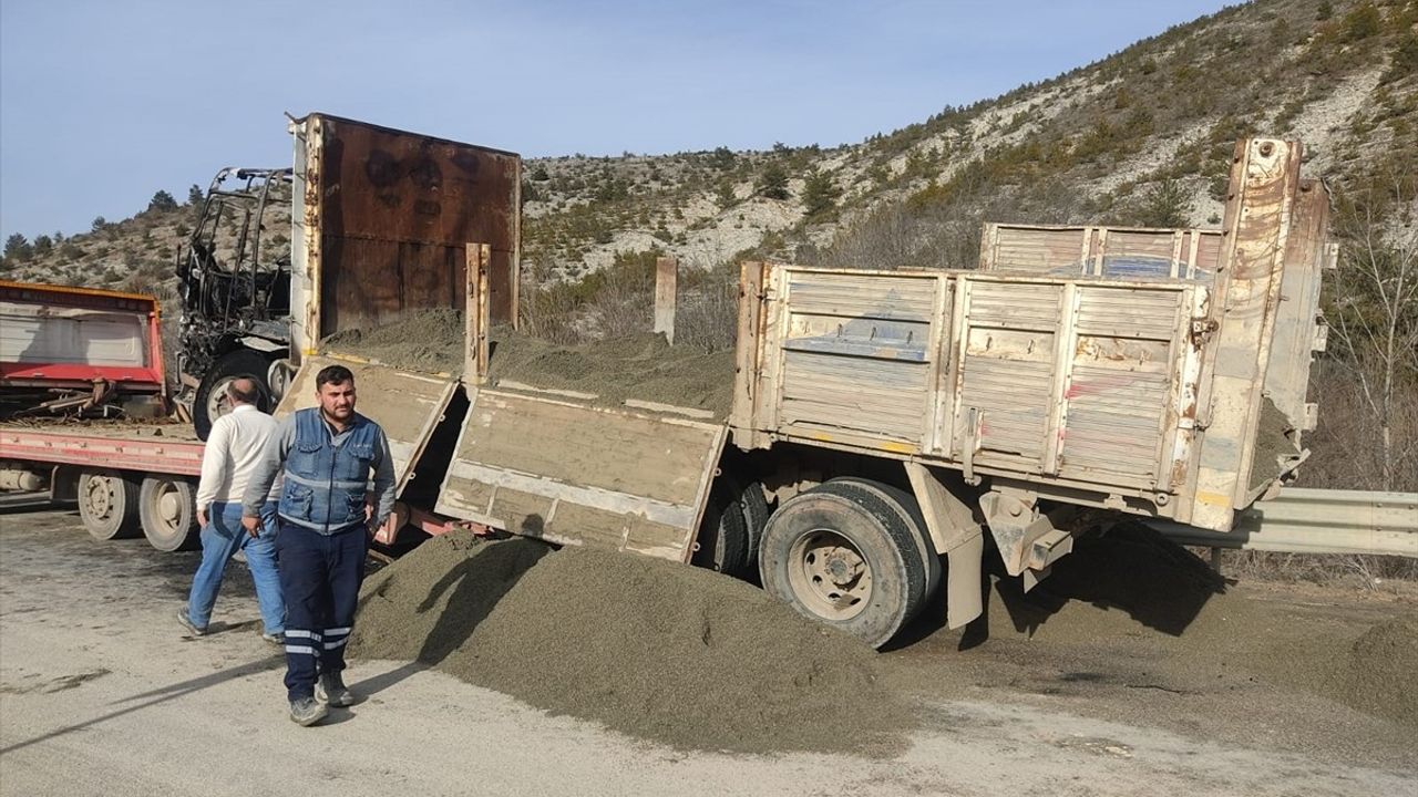 Kastamonu'da Seyir Halindeki Kum Yüklü Kamyon Yangını