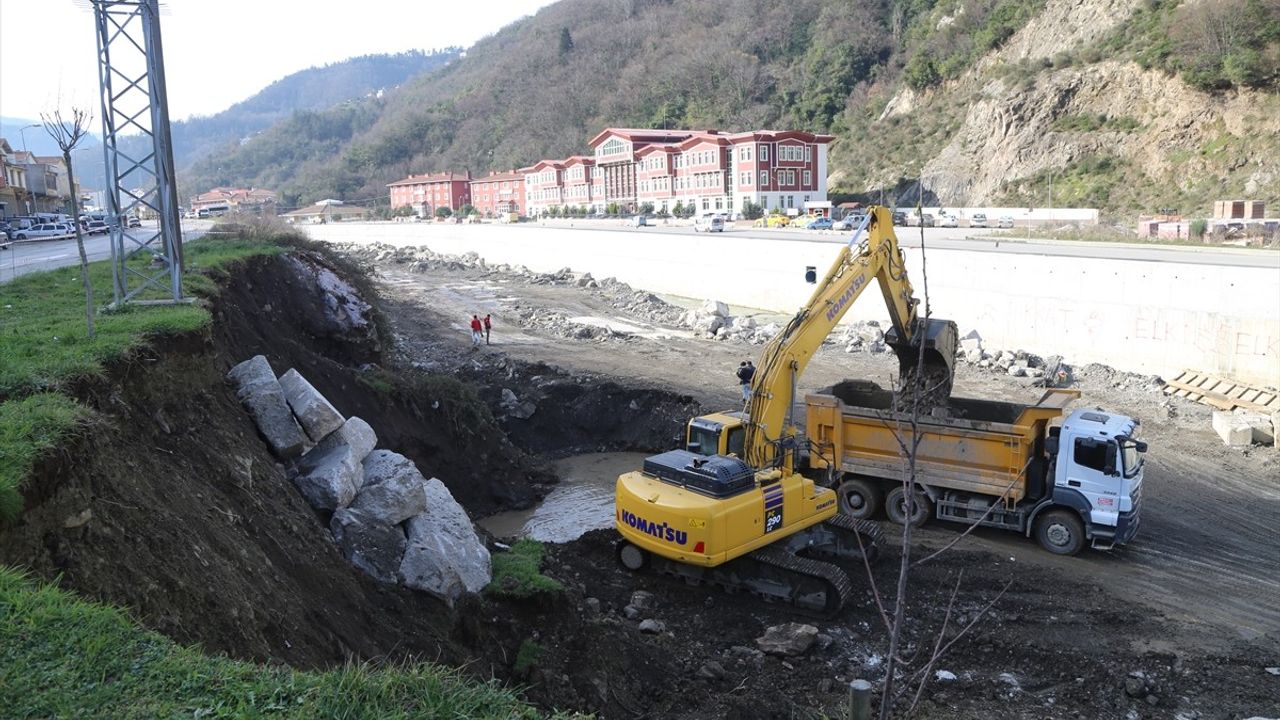 Kastamonu İnebolu Çayı'nda İstitinat Duvarı Çöktü