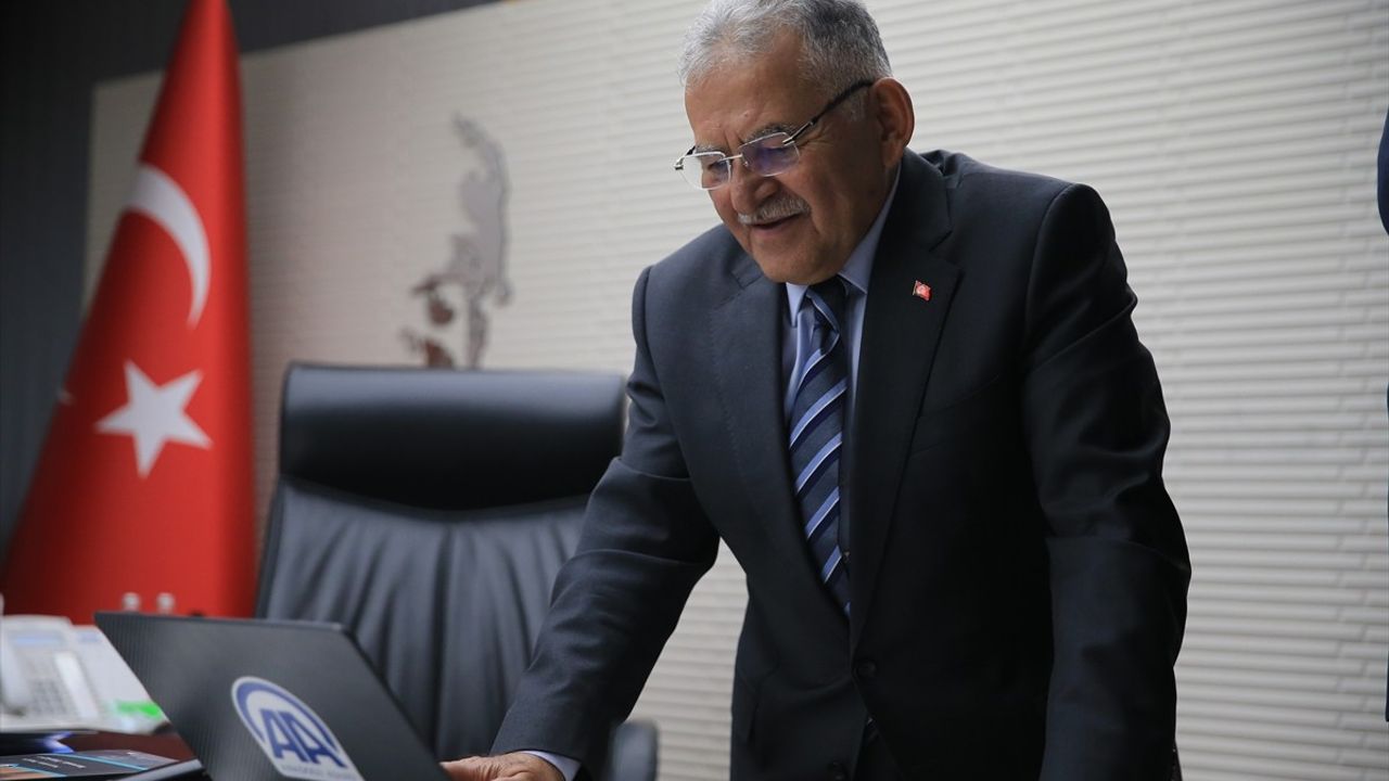 Kayseri Büyükşehir Belediye Başkanı Büyükkılıç, Yılın Kareleri Oylamasına Katıldı