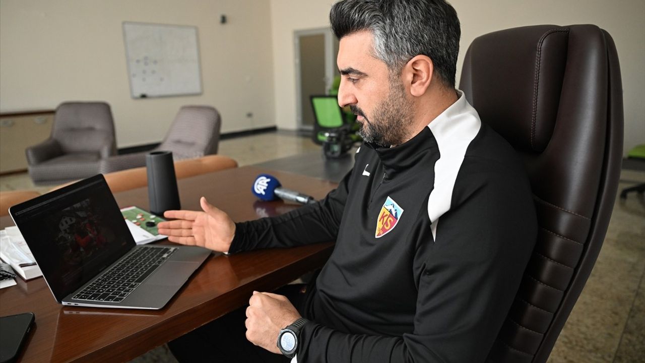 Kayserispor'un Teknik Direktörü Sinan Kaloğlu, AA'nın Yarışmasına Katıldı