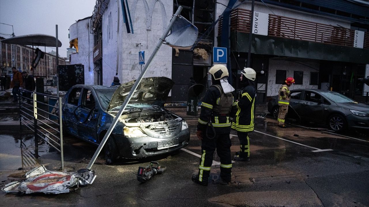 Kiev'e Hava Saldırısı: 4 Kişi Hayatını Kaybetti