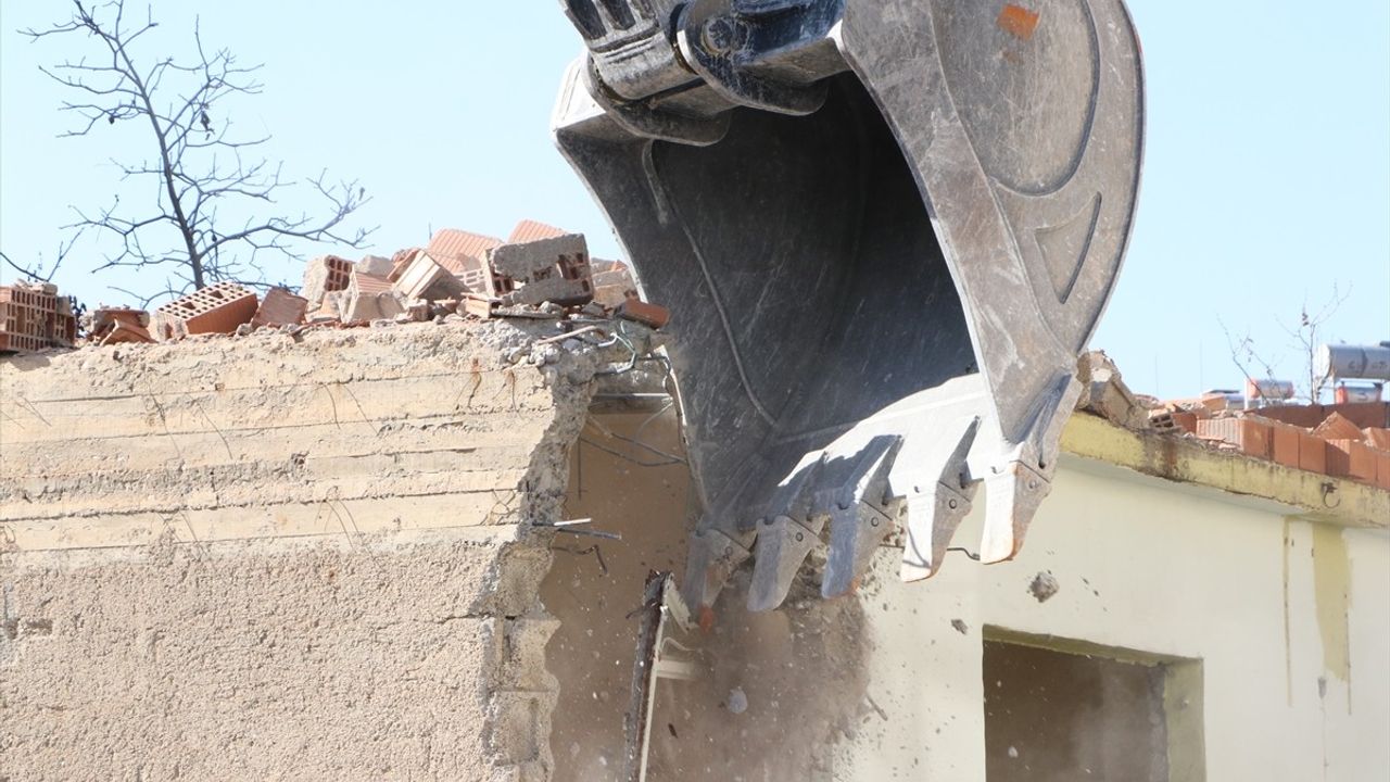 Kilis'te Hasarlı Binaların Yıkım Çalışmaları Devam Ediyor