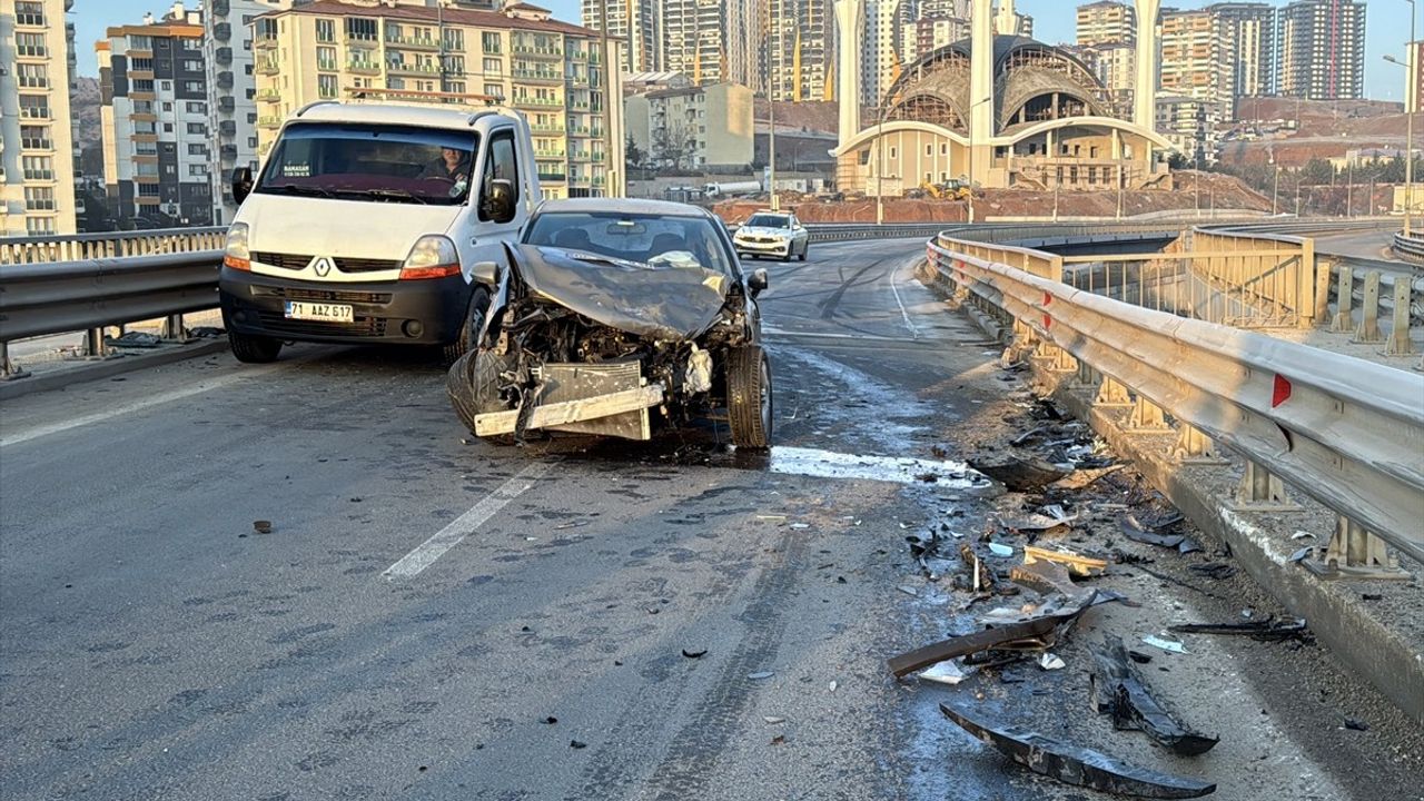 Kırıkkale'de Buzlanma Nedeniyle 3 Araçlı Trafik Kazası