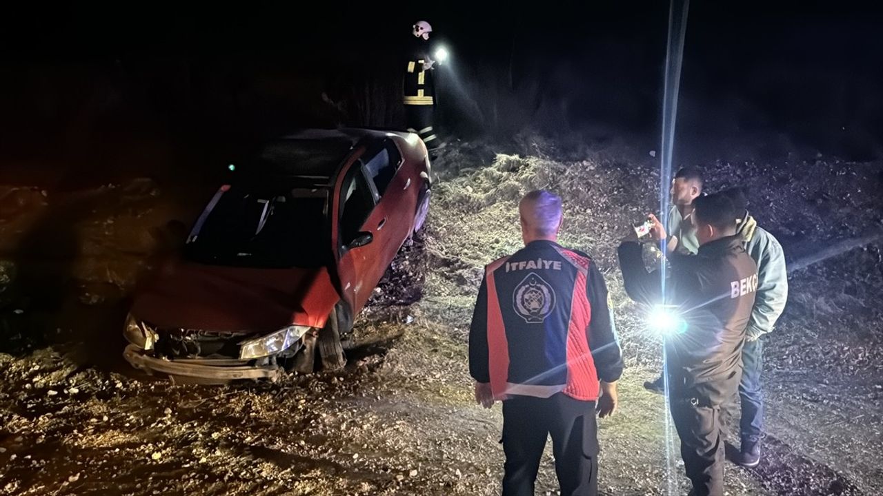 Kırklareli'nde Şarampole Devrilen Otomobilde İki Yaralı