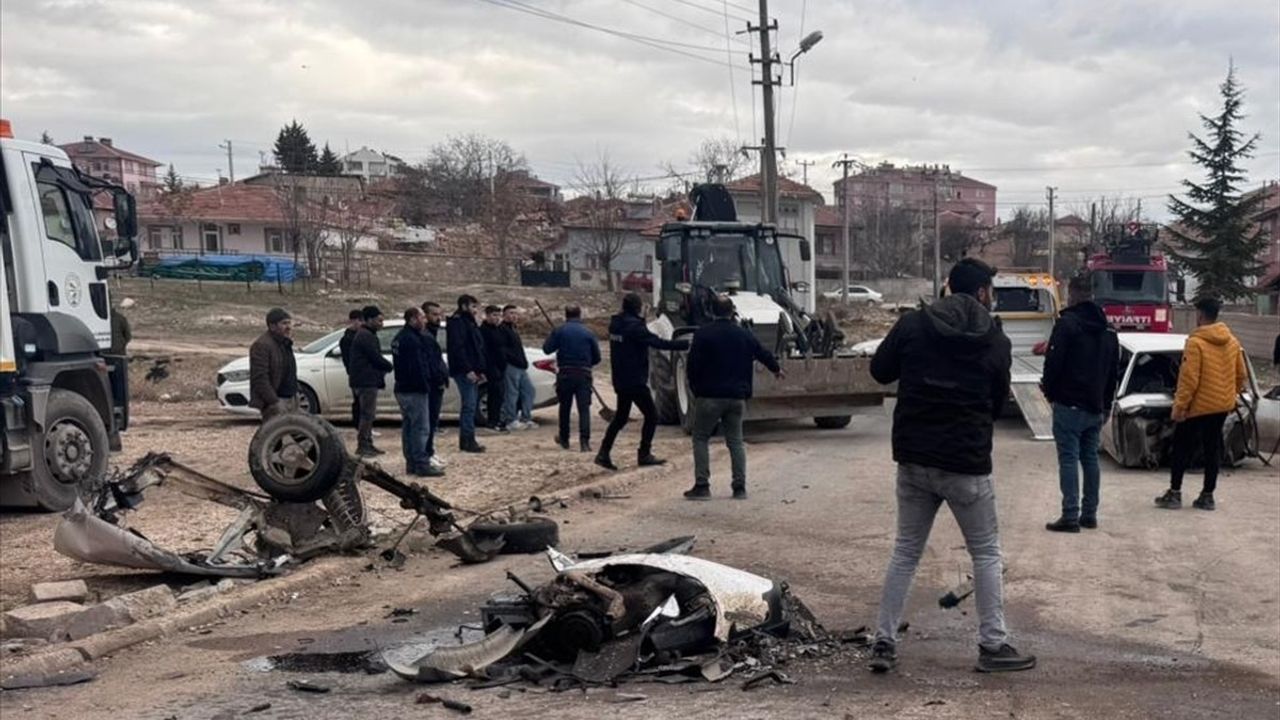 Kırşehir'de Devrilen Araçta Genç Sürücü Ağır Yaralandı