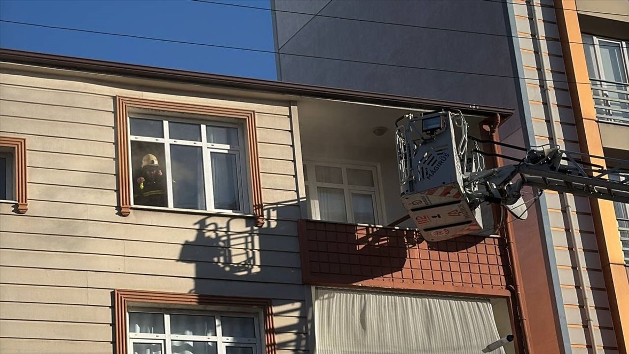 Kocaeli'de Apartman Dairesinde Çıkan Yangın Kontrol Altına Alındı