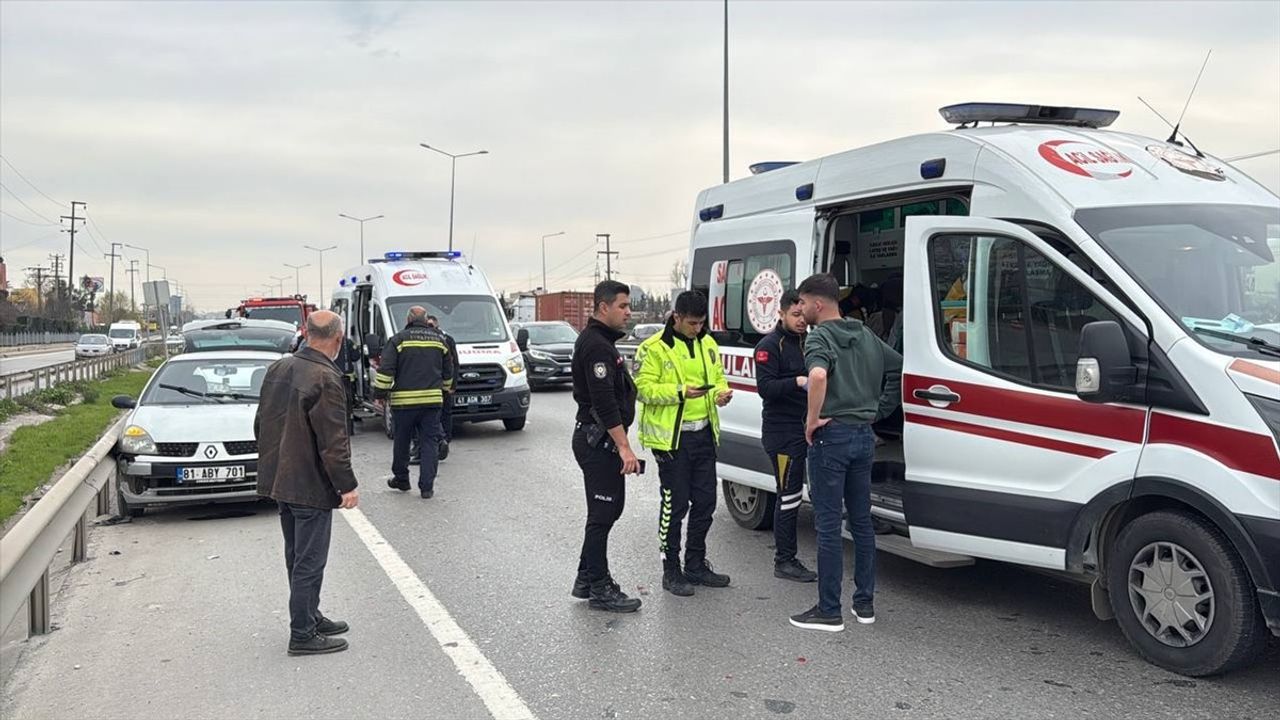 Kocaeli'de İki Aracın Karıştığı Trafik Kazasında Üç Yaralı