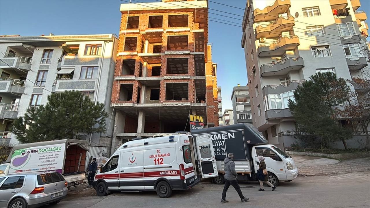 Kocaeli'de İnşaattan Düşen Kadın Hastaneye Kaldırıldı