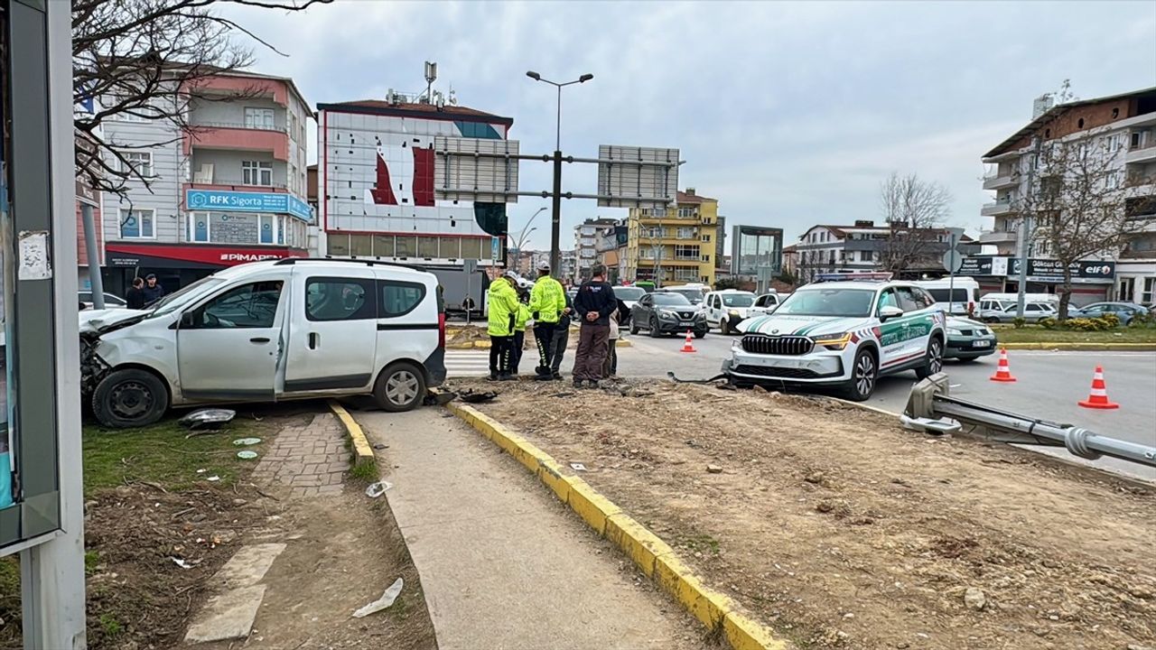 Kocaeli'de Jandarma Trafik Aracı Kaza Geçirdi