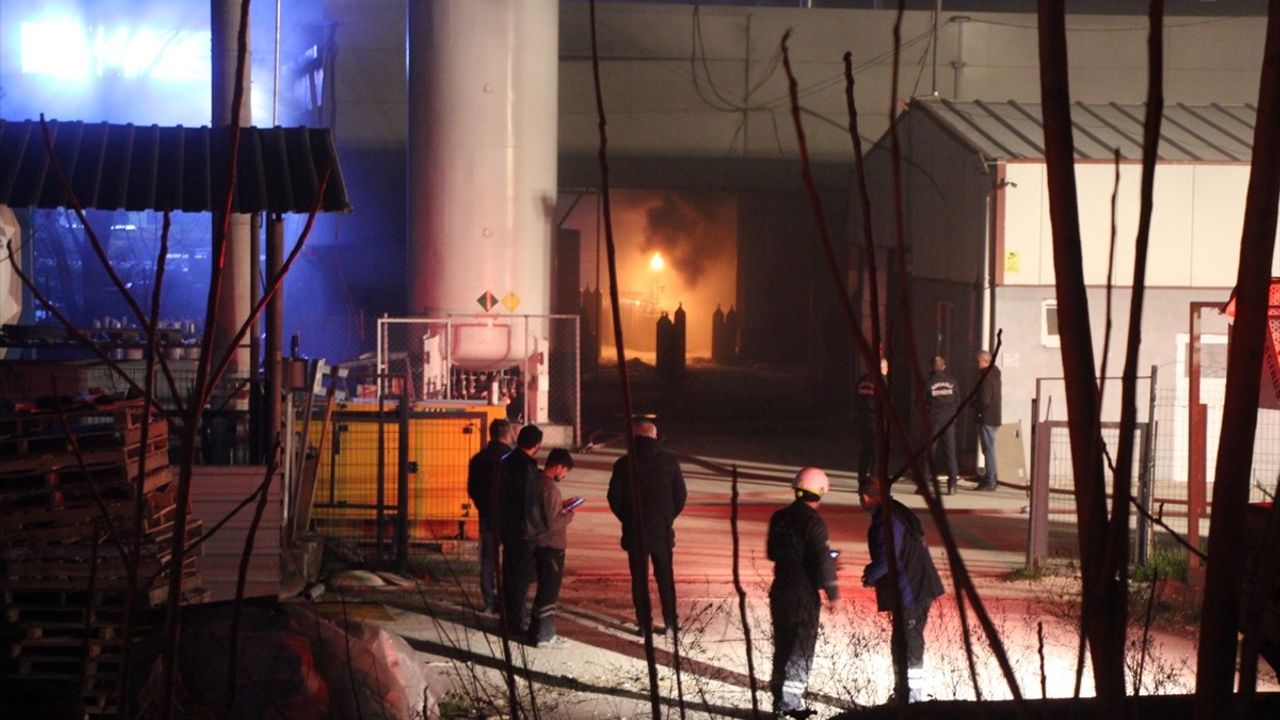 Kocaeli'deki Gaz Dolum Tesisinde Yangın Kontrol Altına Alındı