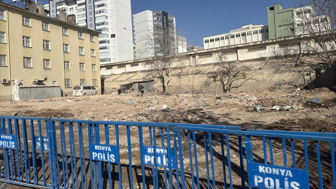 Konya'da Çöken Bina Caddeyi Trafiğe Açtı