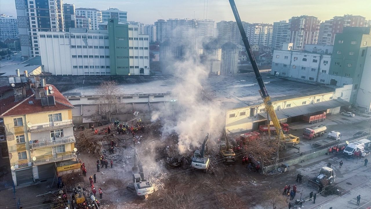 Konya'da Çöken Binada Arama Kurtarma Faaliyetleri Devam Ediyor