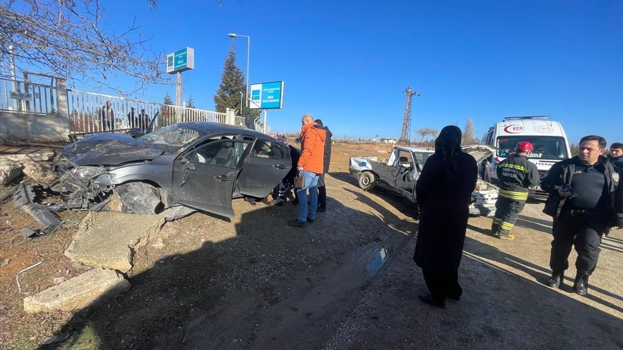 Konya'da Otomobil ve Kamyonet Çarpıştı: 5 Yaralı