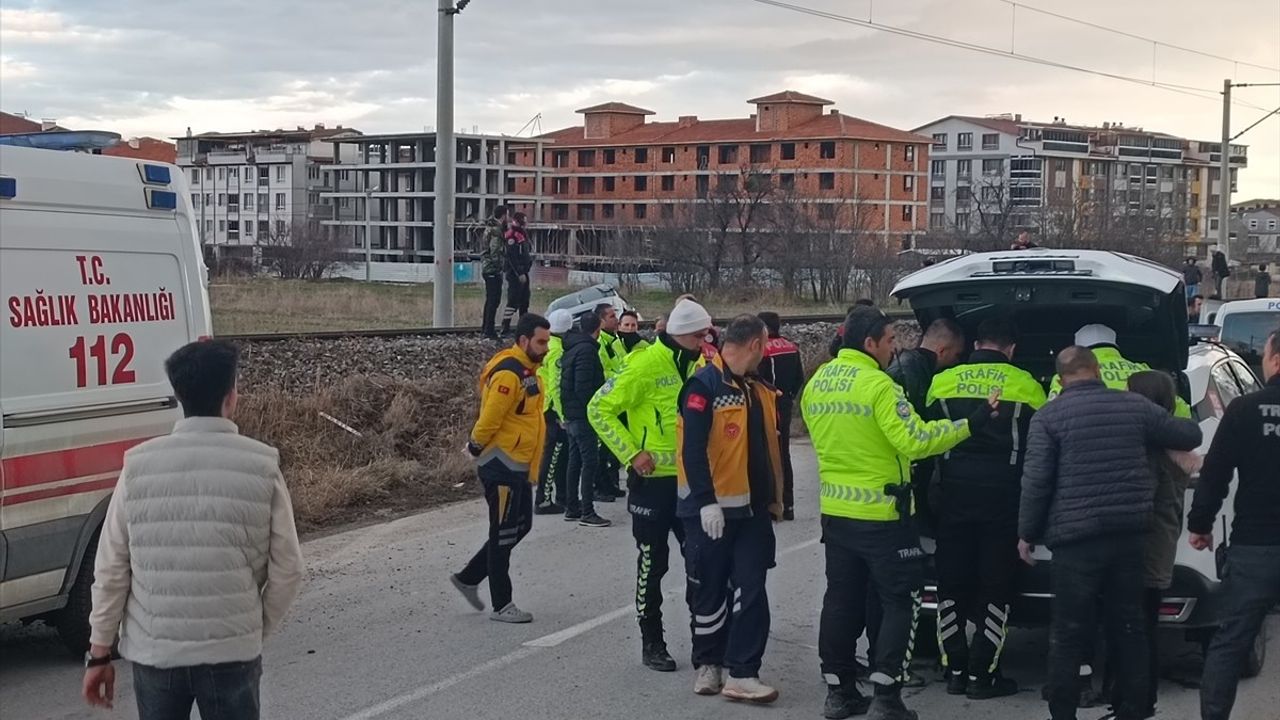 Kütahya'da Alkollü Sürücünün Aracı Demir Yolu Üzerine Devrildi