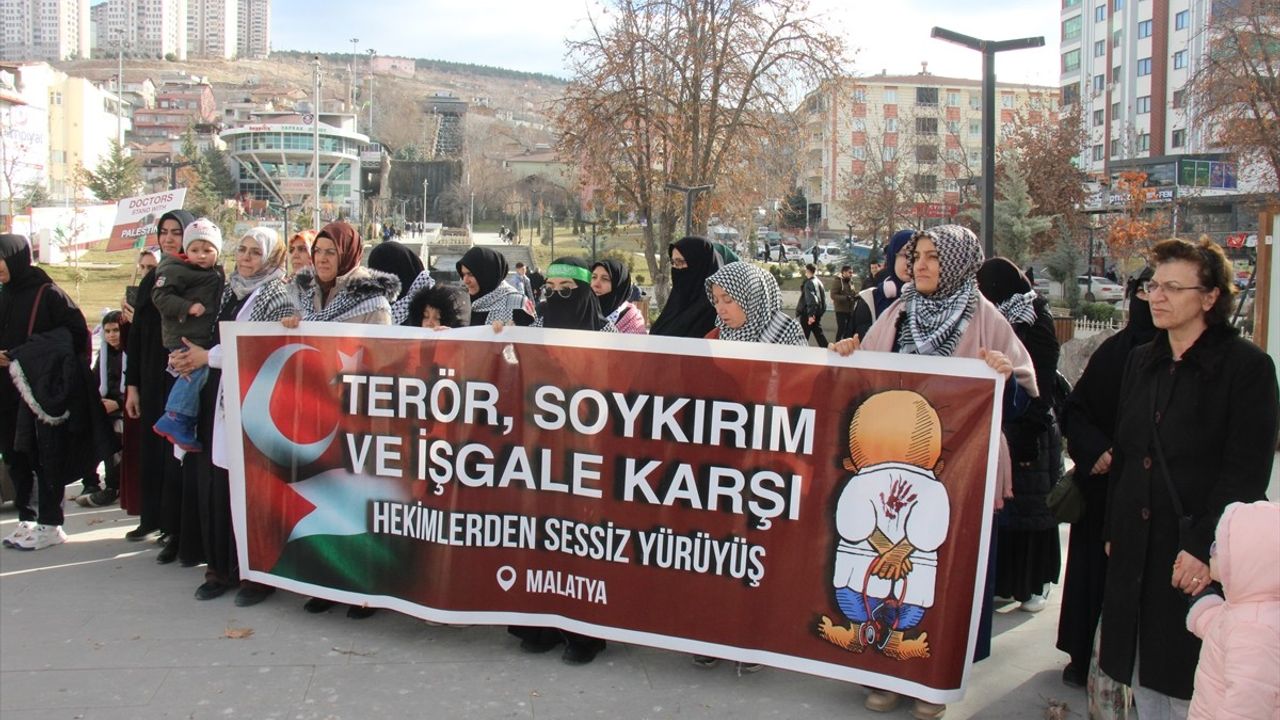 Malatya'da Sağlık Çalışanları Gazze'ye Destek İçin Yürüdü