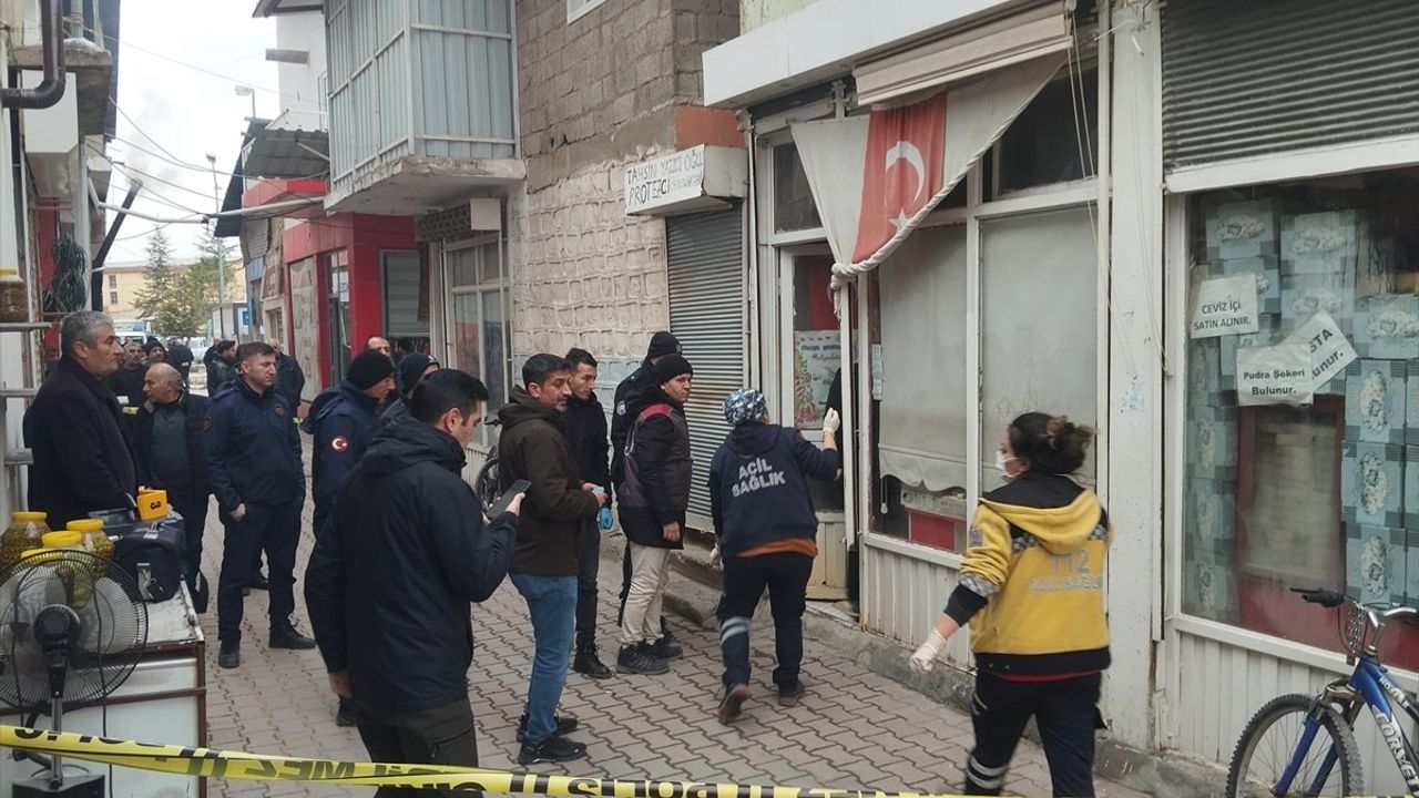 Malatya'da Şekerlemeci İş Makinesine Takılan Atkısıyla Hayatını Kaybetti