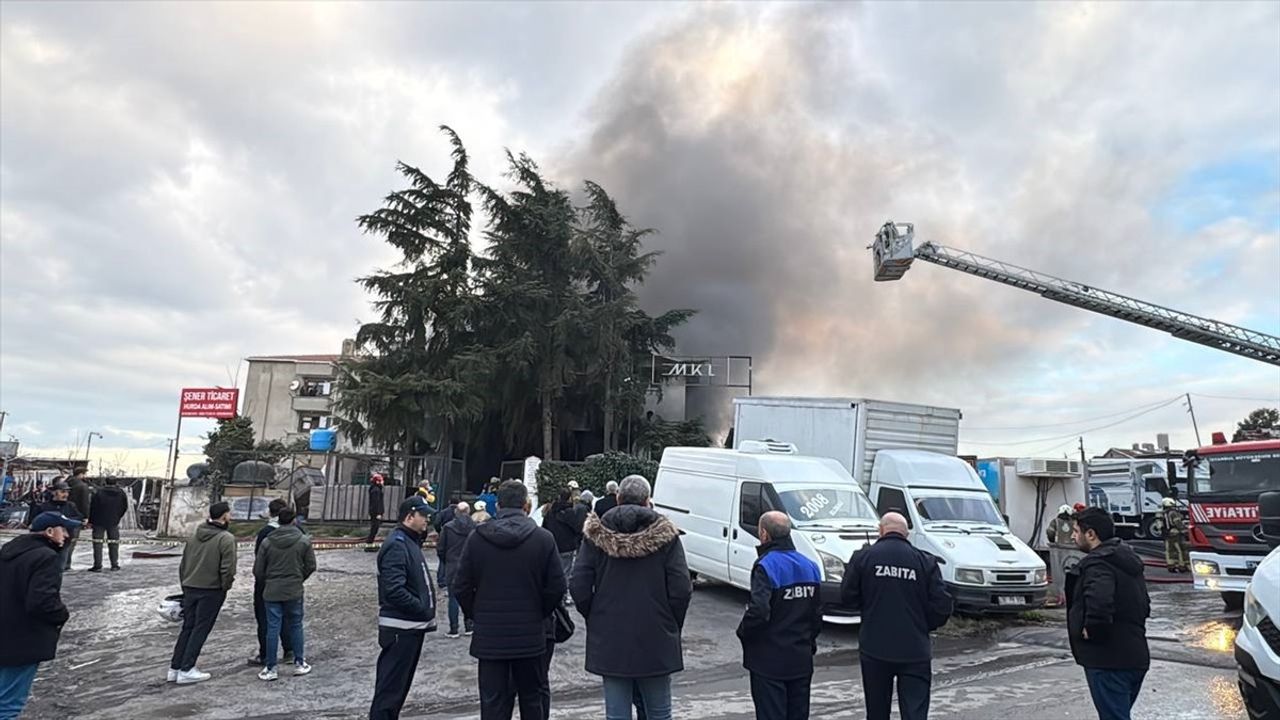 Maltepe'deki 2 Katlı İş Yerinde Yangın Çıktı