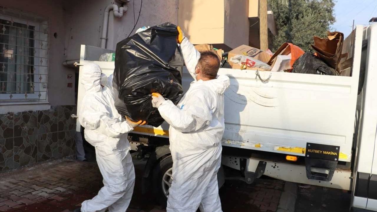 Mersin'de Evden 10 Kamyon Çöp Çıkarıldı
