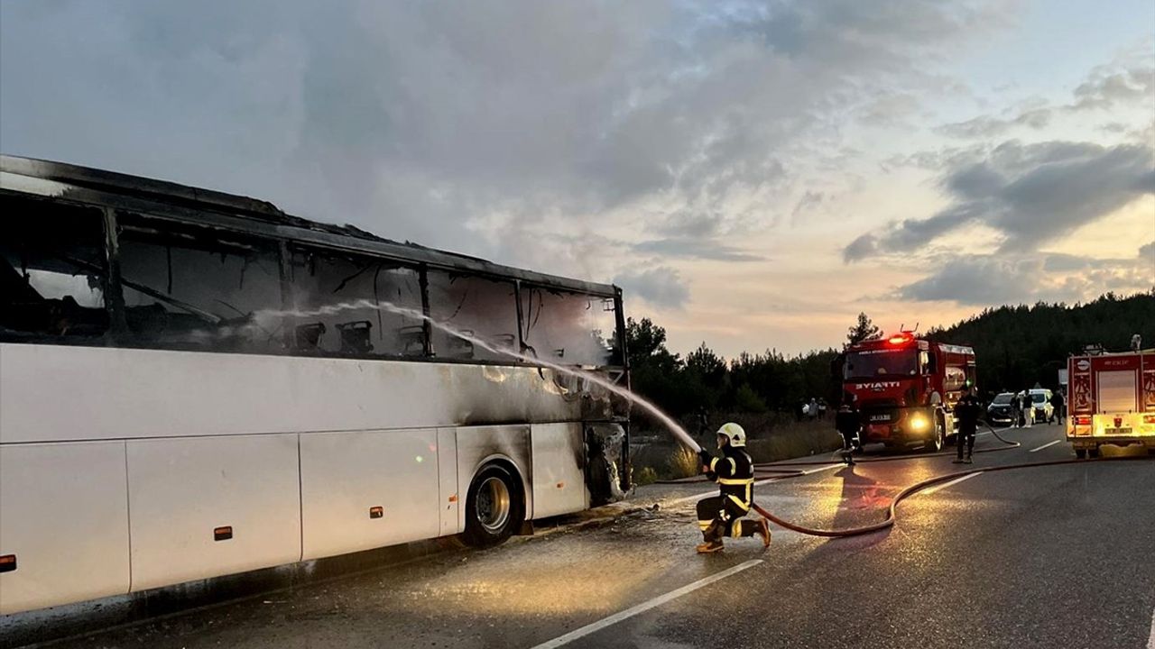 Muğla'da Otobüste Yangın: Yolcular Güvenli Bir Şekilde Tahliye Edildi