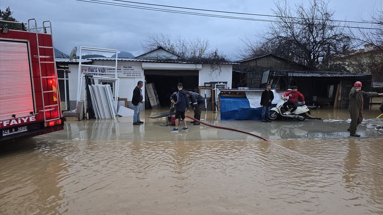 Muğla Datça'da Sağanak Yağış Hayatı Olumsuz Etkiliyor