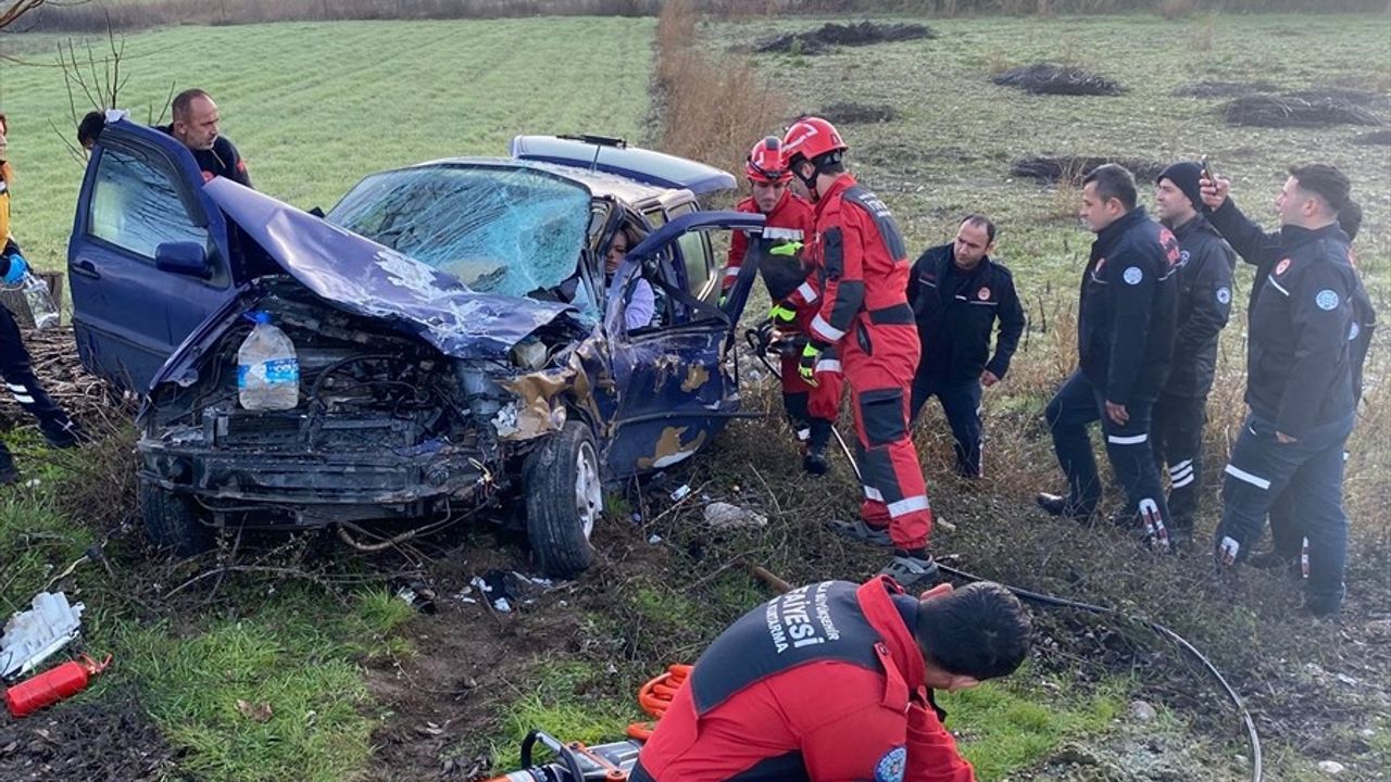 Muğla Seydikemer'de Minibüs-Otomobil Kazası: 3 Yaralı