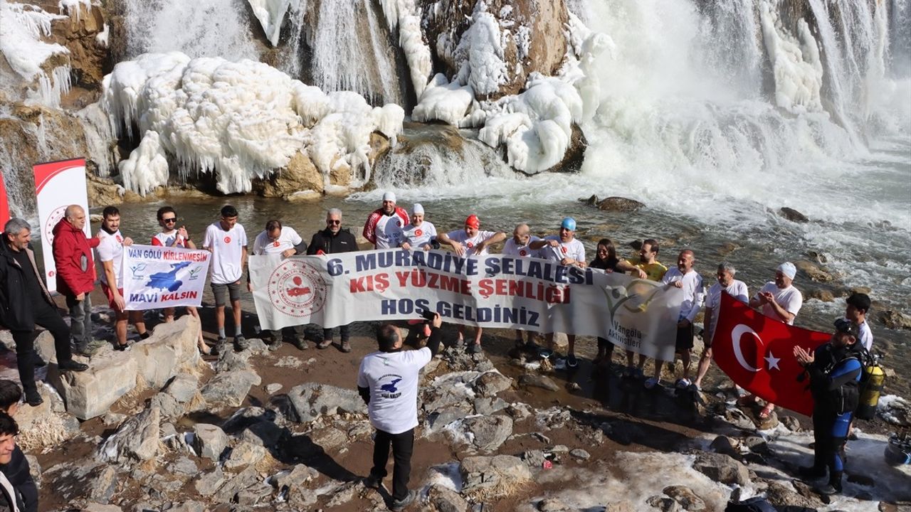 Muradiye Şelalesi'nde Kış Yüzme Etkinliği