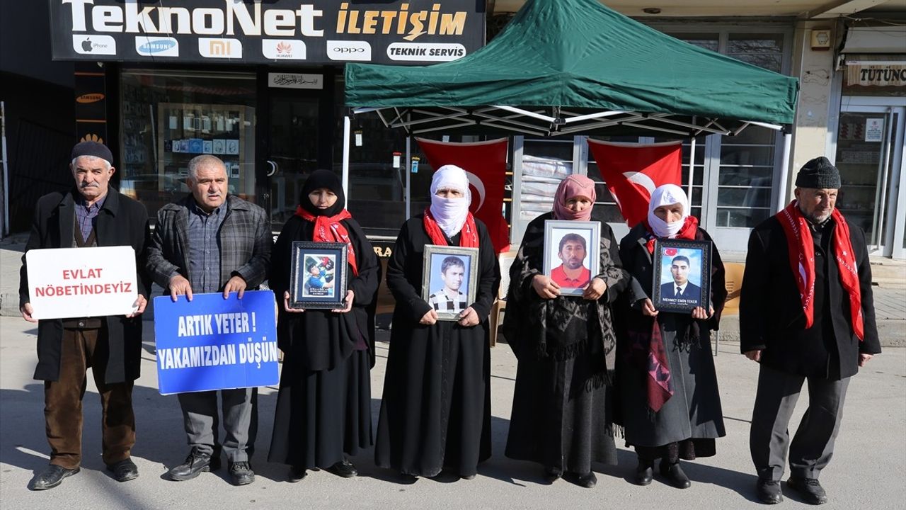 Muş'taki Ailelerin Evlat Nöbeti Devam Ediyor