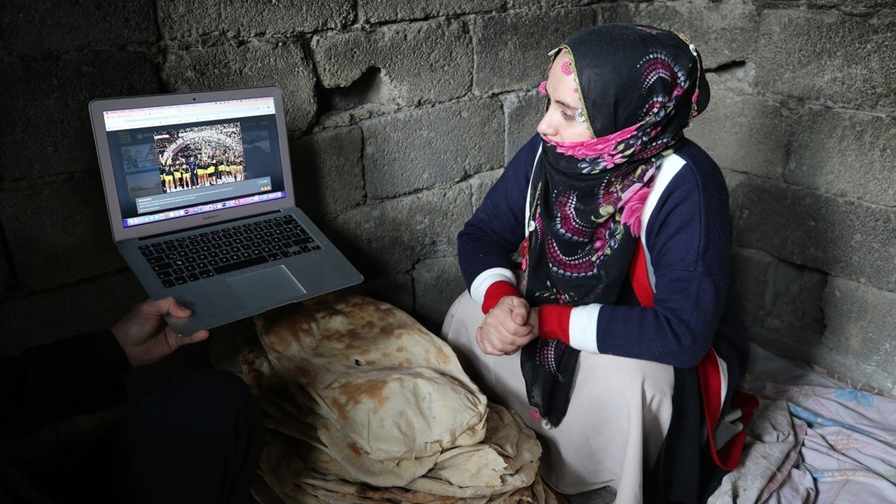 Muş'taki Tandırda Ekmek Pişiren Kadınlar Yılın Kareleri Oylamasında
