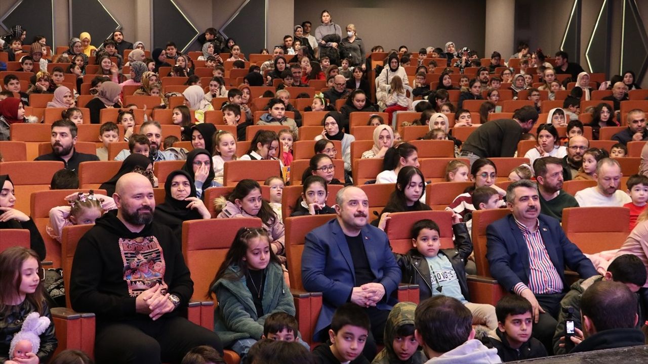 Mustafa Varank, Bursa'da Çocuklarla "Rafadan Tayfa: Kapadokya" Filmini İzledi