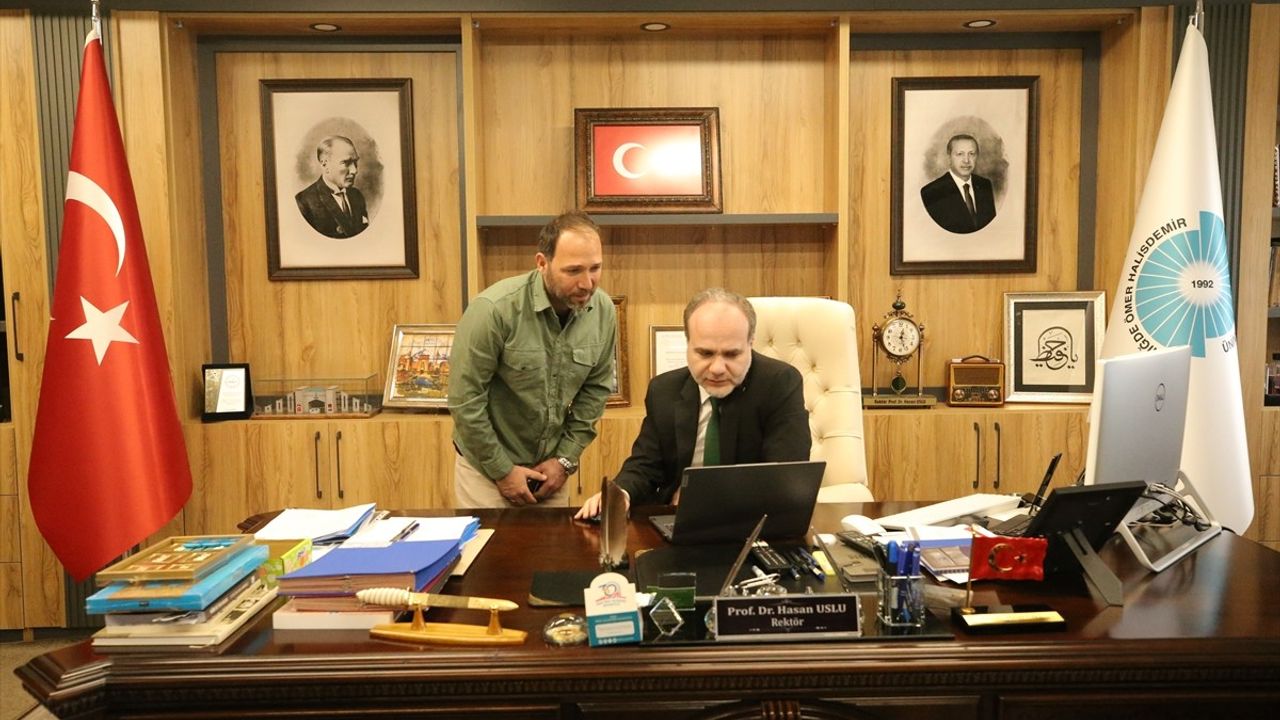 Niğde Ömer Halisdemir Üniversitesi Rektörü Hasan Uslu, Yılın Kareleri Oylamasına Katıldı