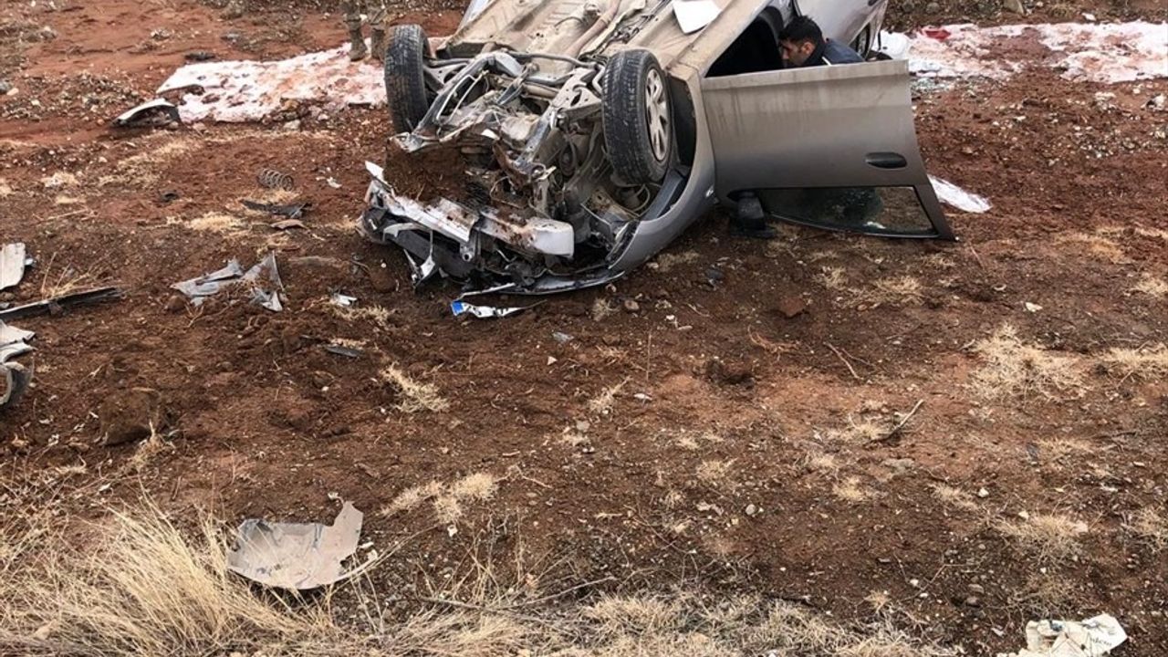 Oltu'da Devrilen Otomobildeki Karı Koca Yaralandı