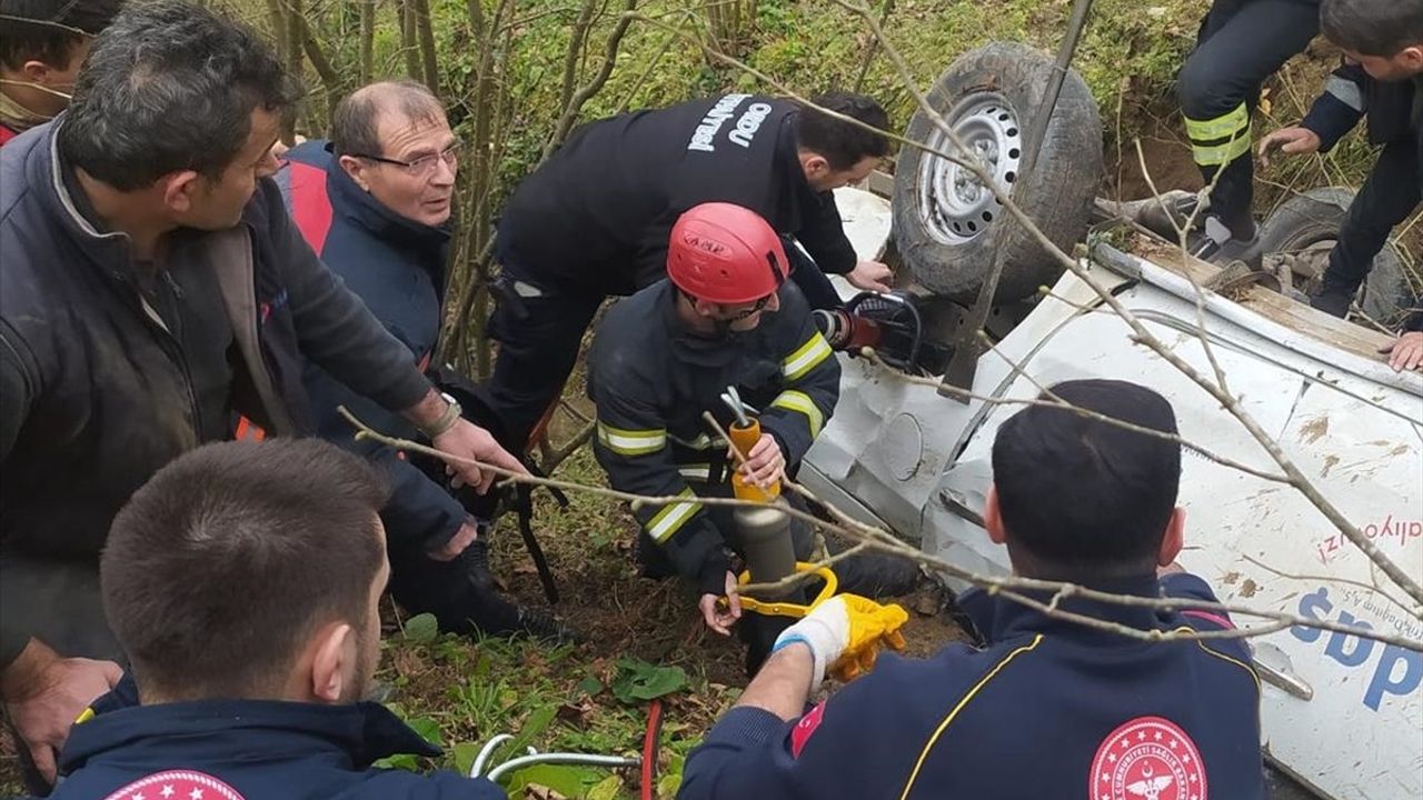 Ordu'da Uçuruma Devrilen Kamyonette 3 Yaralı