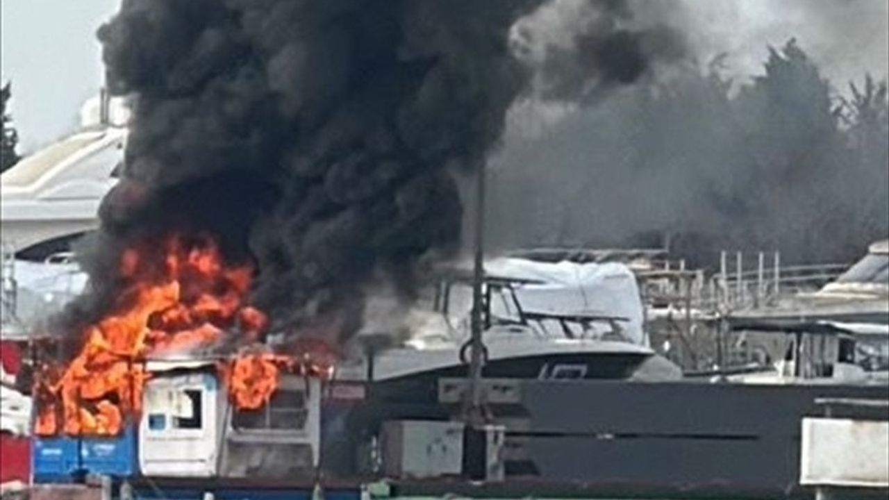 Pendik Marina'da Atık Yağ Depolama Alanında Yangın