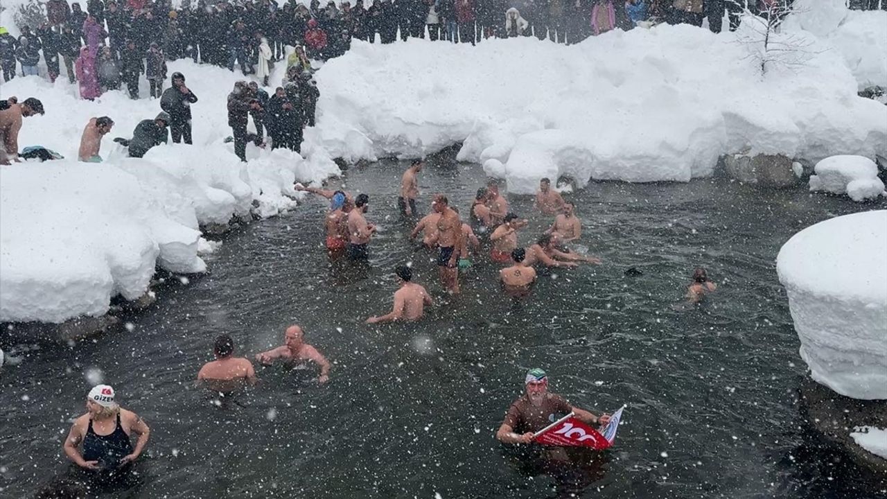 Rize'de Göz Kamaştıran 9. Kış Yüzme Şenliği