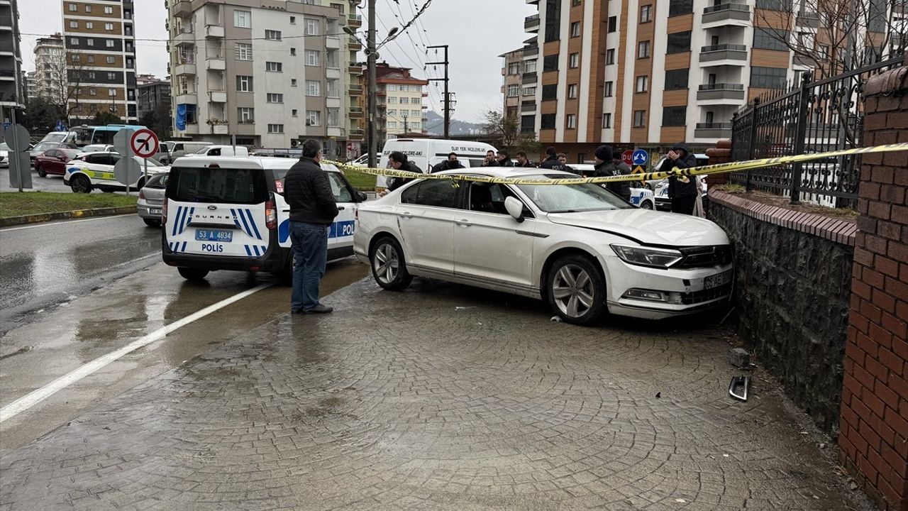 Rize'de Otomobil Kazası: Sürücü Silah Yarası Almış