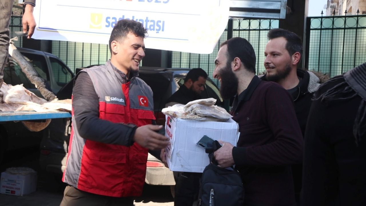 Sadakataşı Derneği İdlib'de 600 Aileye Yardımda Bulundu