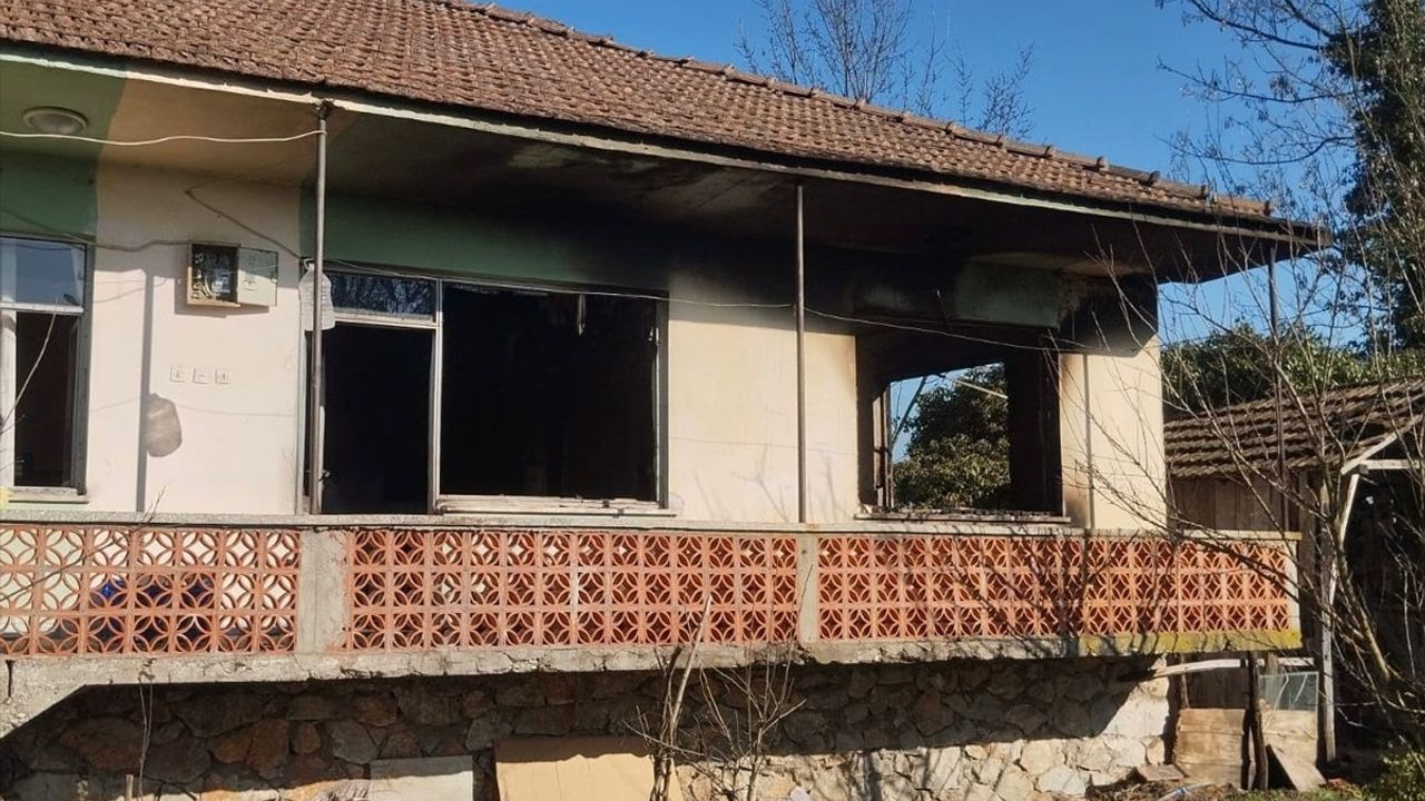 Sakarya'da Yangın Felaketi: 90 Yaşındaki Kadın Hayatını Kaybetti