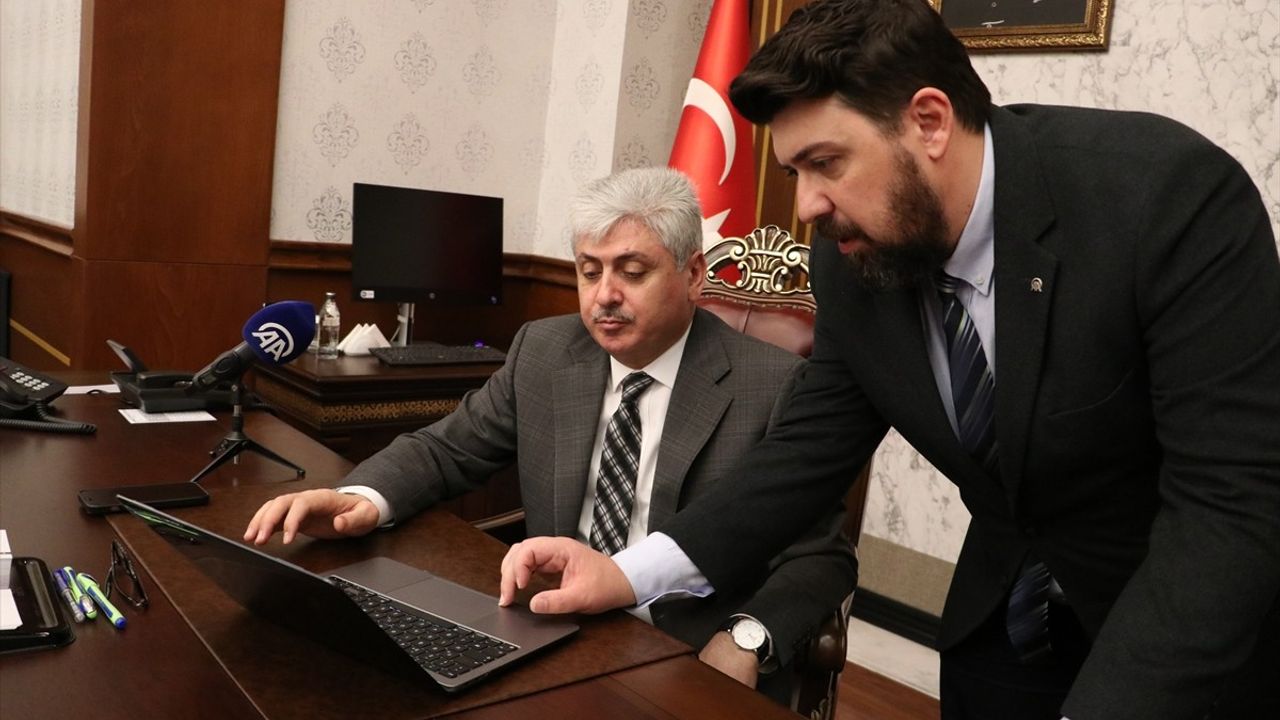 Sakarya Valisi Rahmi Doğan, Anadolu Ajansı'nın Yılın Kareleri Oylamasına Katıldı
