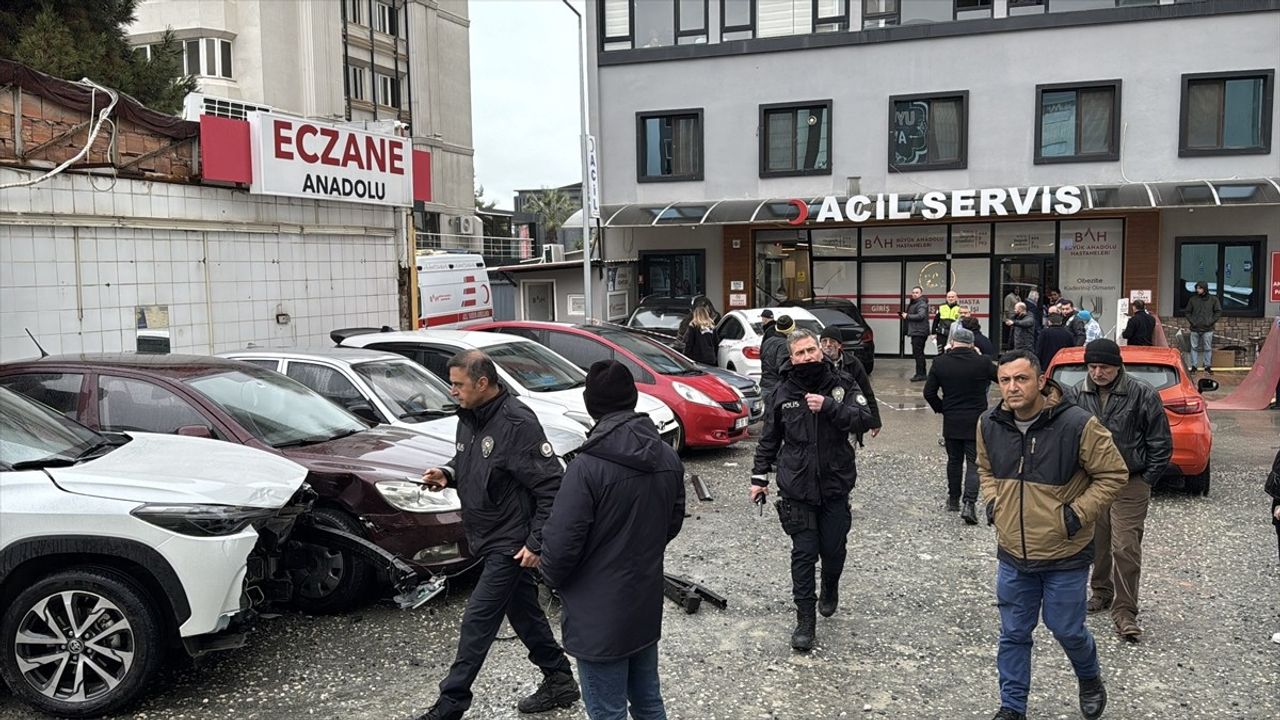 Samsun'da Acelenin Hızına Kapılan Araç Hastaneye Girdi