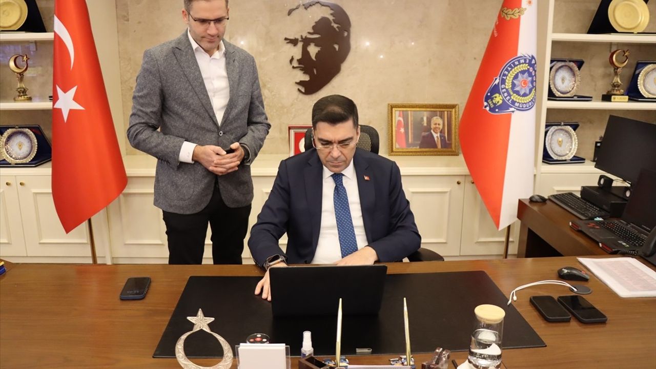 Şanlıurfa Emniyet Müdürü Atilla Aksoy, Anadolu Ajansı'nın Oylamasına Katıldı